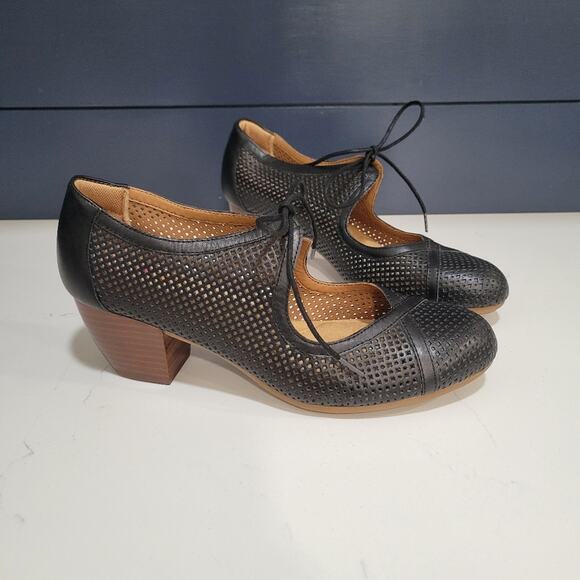 Comfortiva Shoes - Woman's Comfortiva Almyra Vintage Inpired Silhouette Perforated Leather Size 11